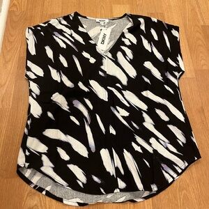 NWT DKNY Women’s Blouse Size M Black White Abstract Print V-Neck Top